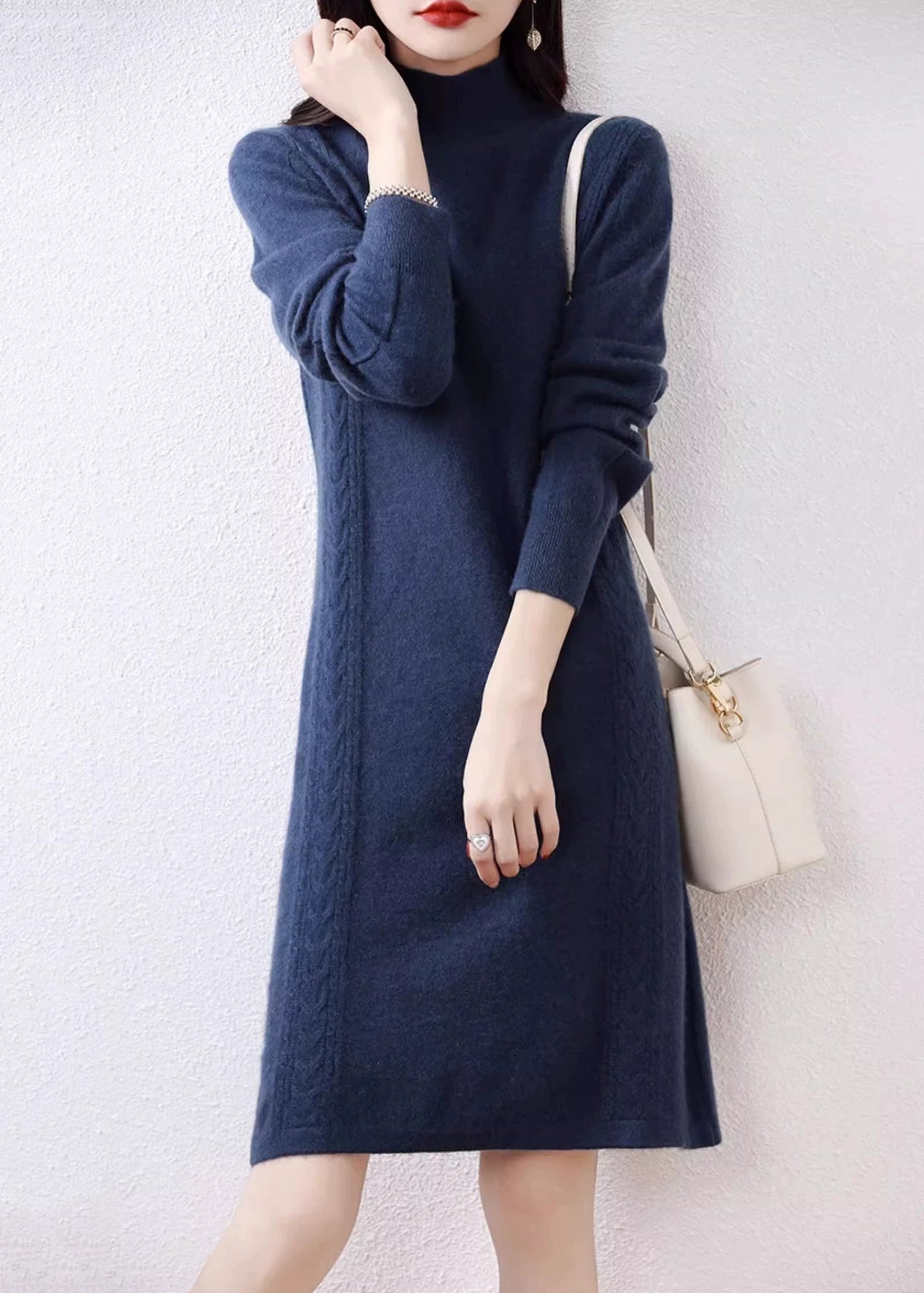 Elegantes, marineblaues Rollkragenpulloverkleid aus massiver Wolle im Herbst QX022