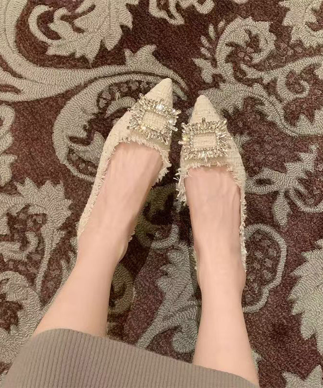Chaussures plates beiges à bout pointu en zircon