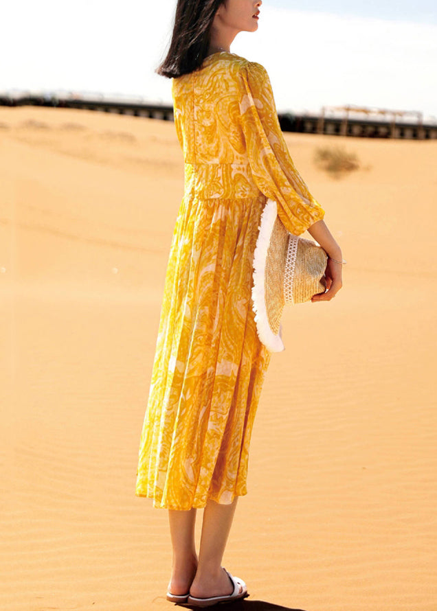 Robe longue en mousseline de soie jaune à col bohème et imprimé V