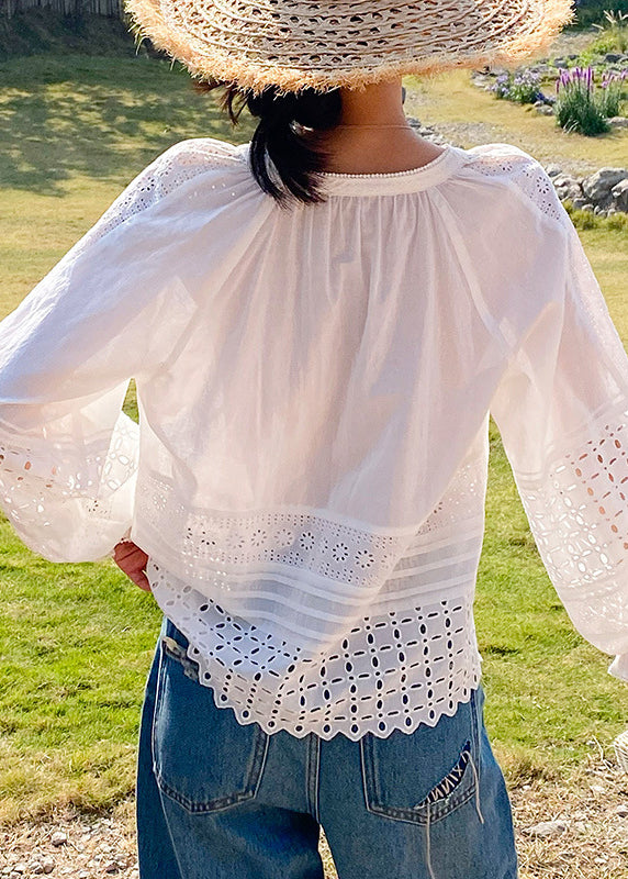 Chemise blanche à manches bohémiennes en dentelle papillon et coton ajouré