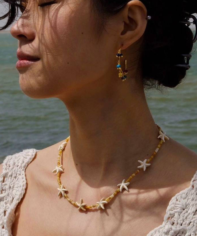 Collier chic en alliage d'argent sterling jaune avec perles en forme d'étoile à cinq branches graduées QD021