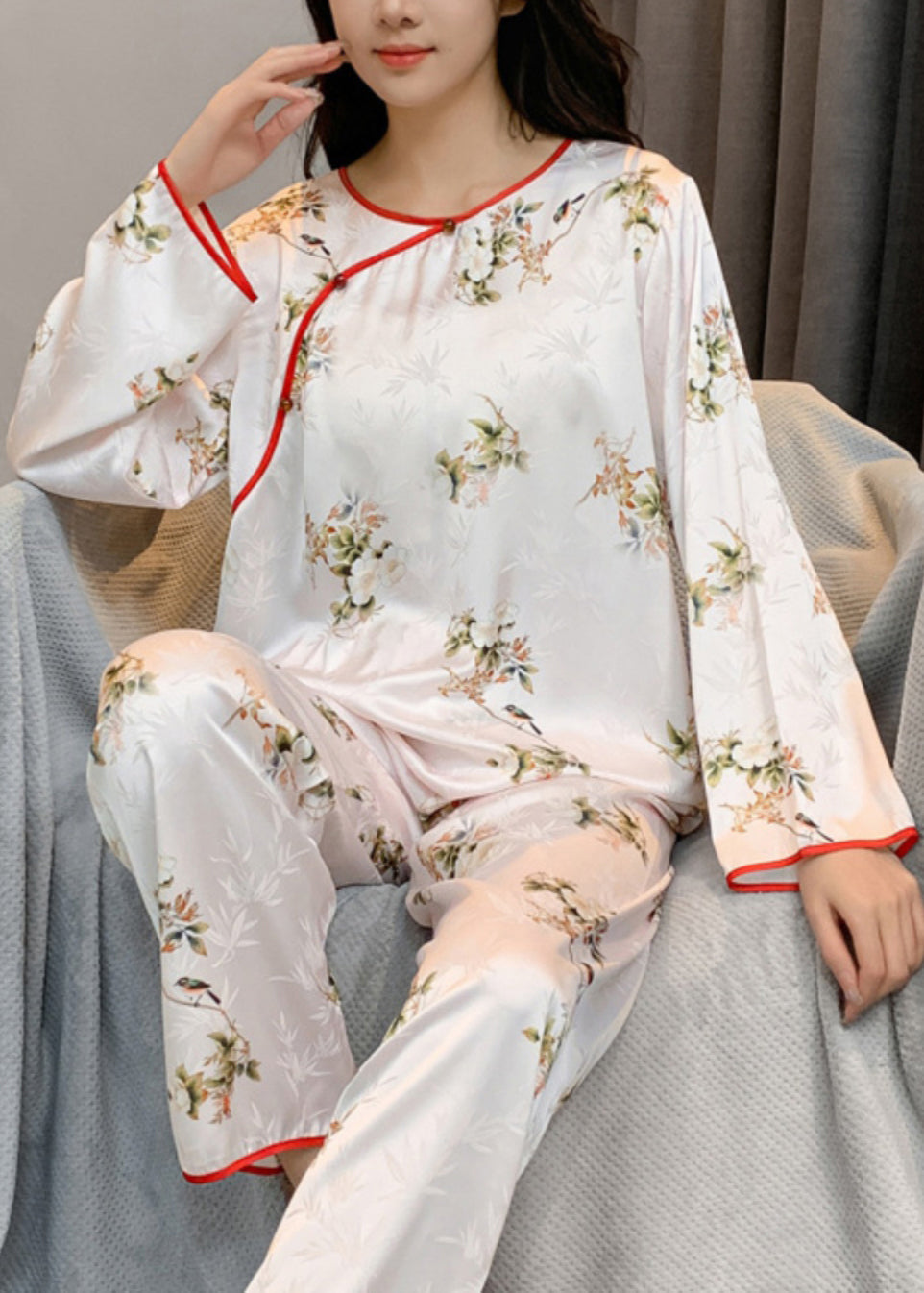 Ensemble deux pièces en soie glacée à imprimé patchwork beige à col rond de style chinois et manches longues XS1014