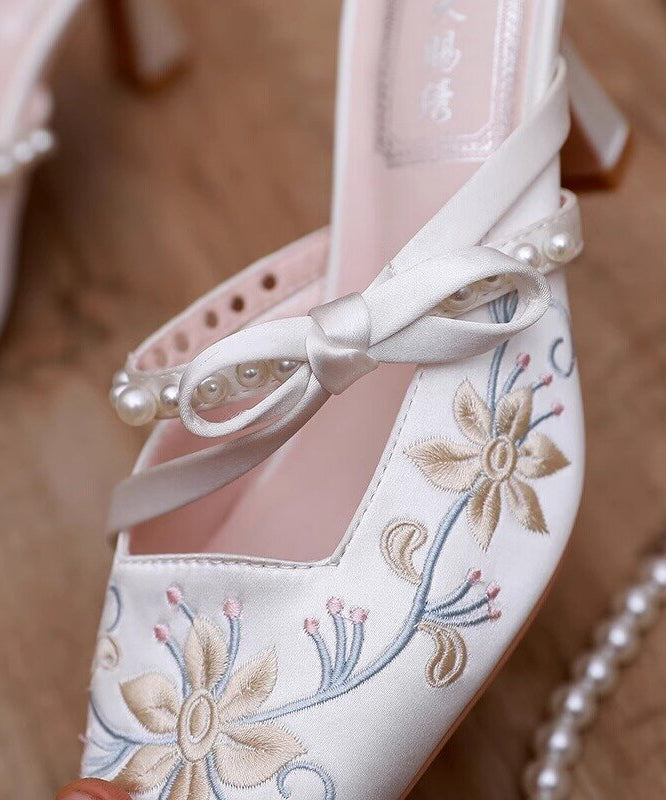 High Heel-Hausschuhe im chinesischen Stil mit weißer Satinstickerei DD1019