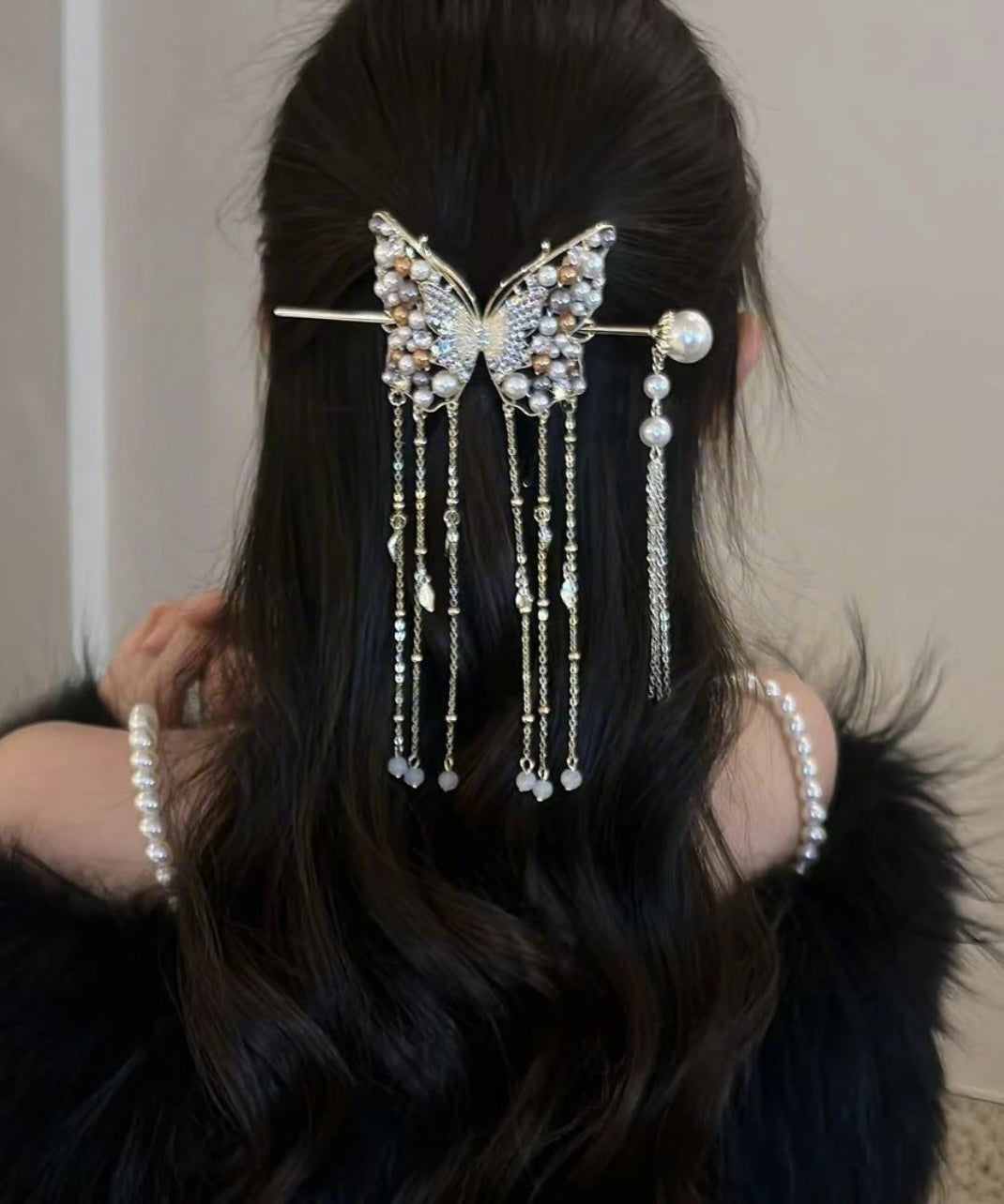 Épingle à cheveux élégante en argent sterling blanc surdoré avec perles et pompon papillon QD031