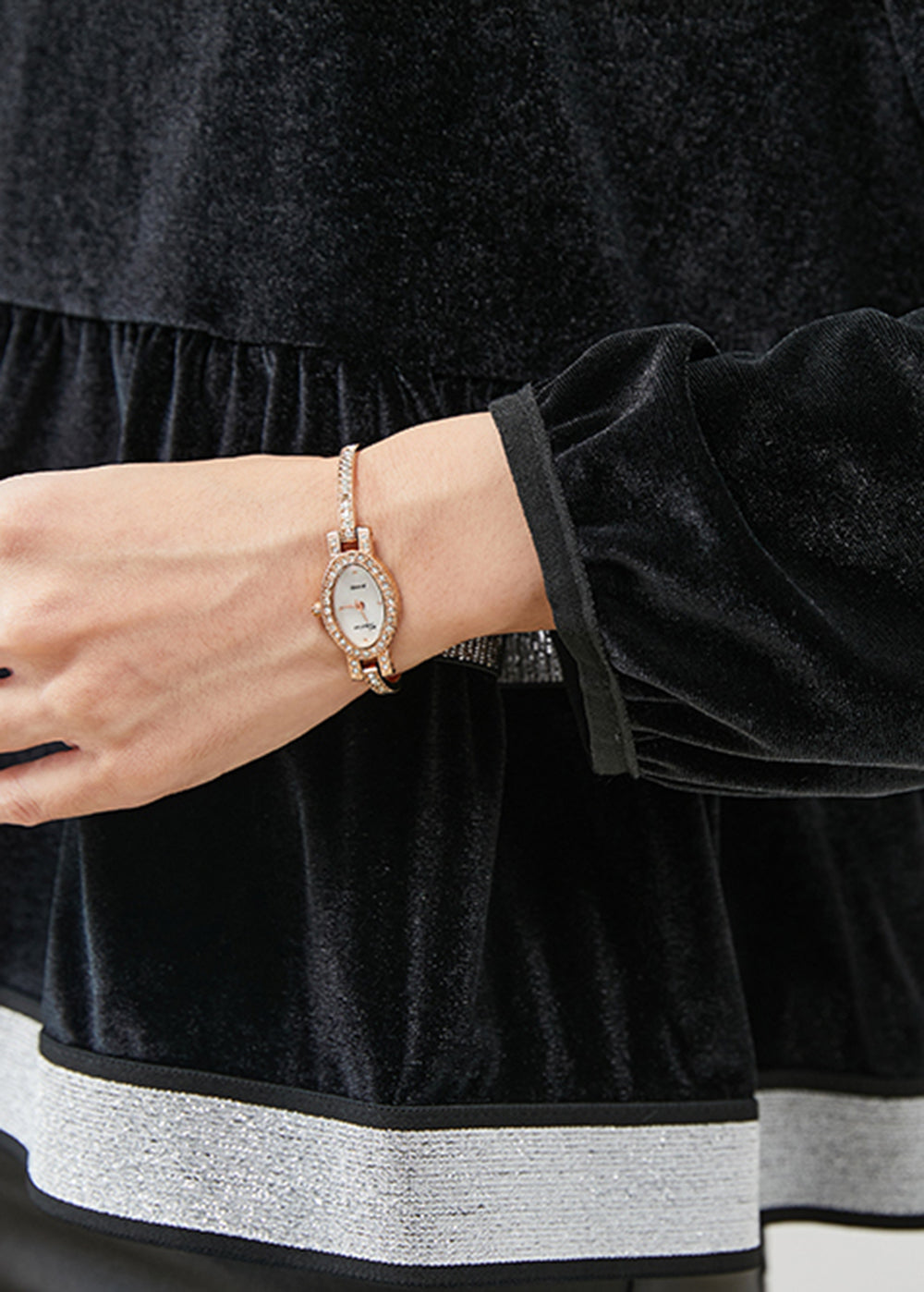 Sweat-shirt en velours de soie patchwork à col rond noir élégant printemps YU1054