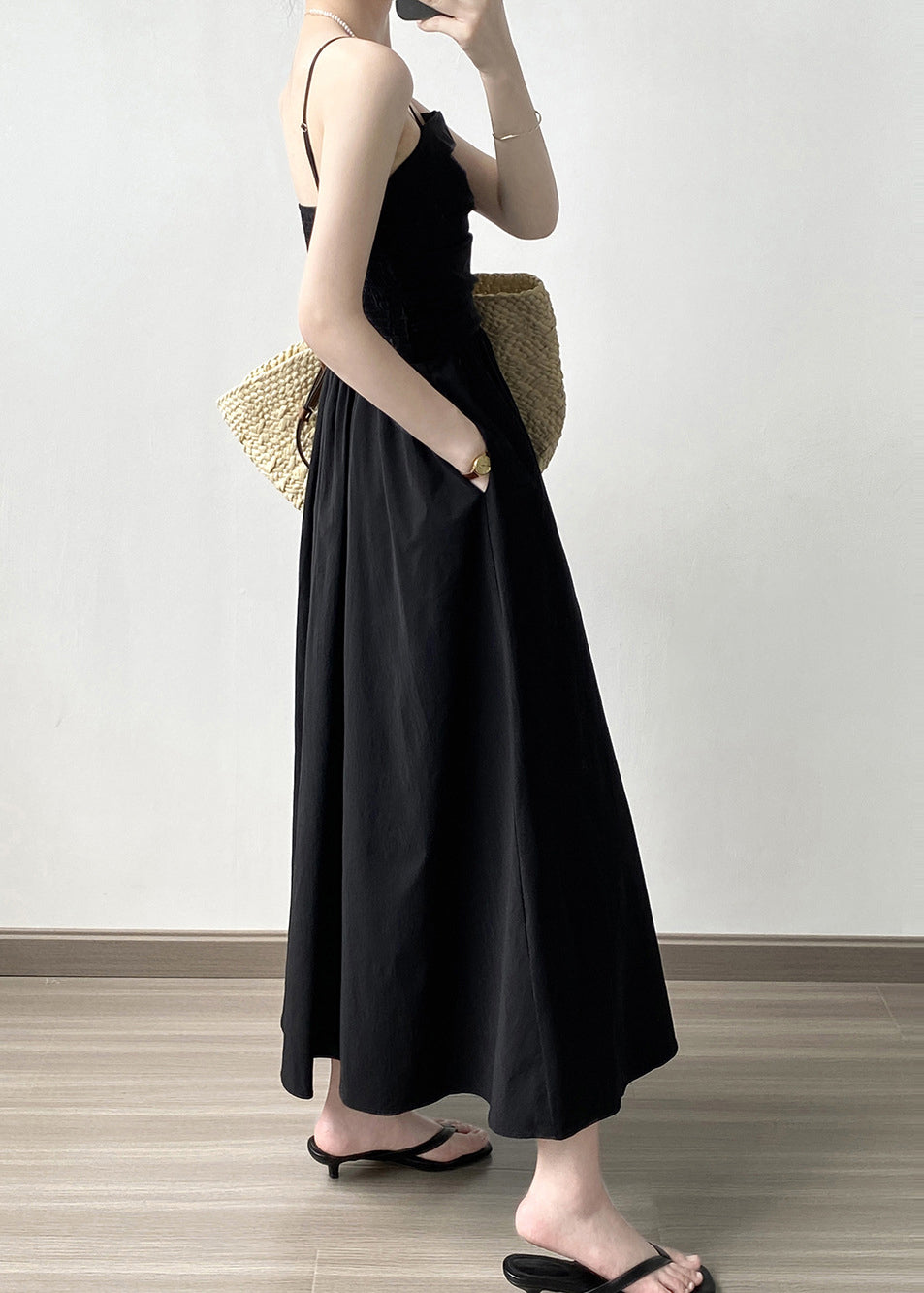 Robe noire à bretelles spaghetti en coton patchwork froissé sans manches QB005