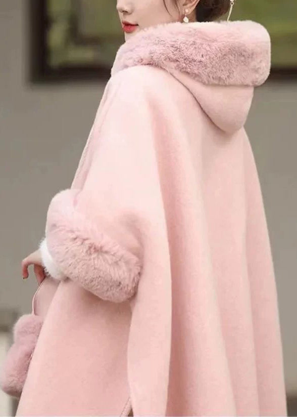 Manteau en laine à capuche et pompons avec col en fourrure rose tendance pour l'automne WO041