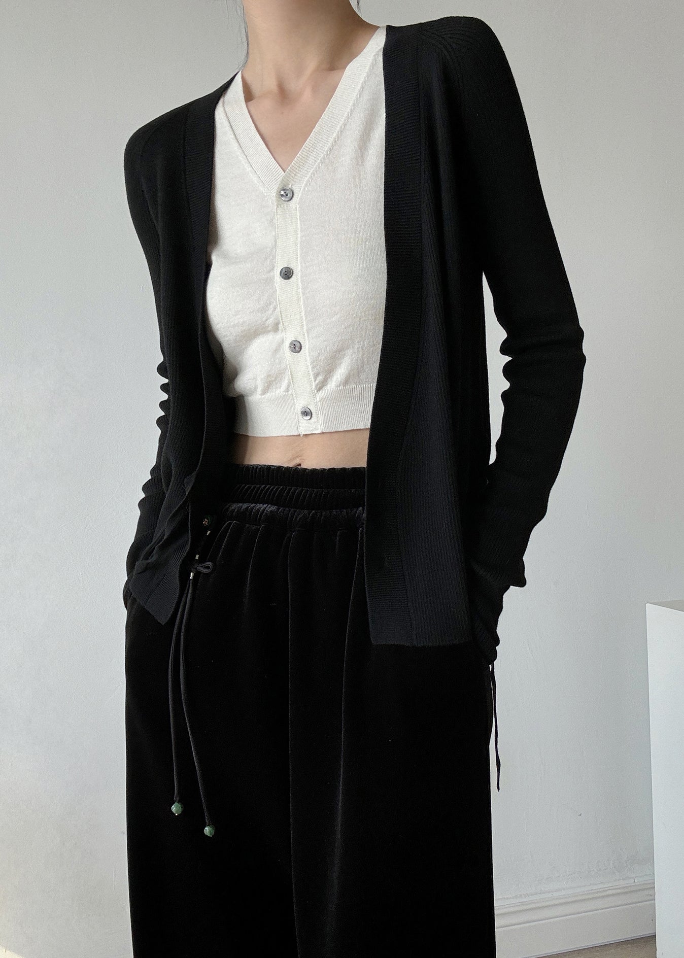 Tailliertes schwarzes V-Ausschnitt-Zweiteiler-Set mit asymmetrischem Design, Frühling, TY027