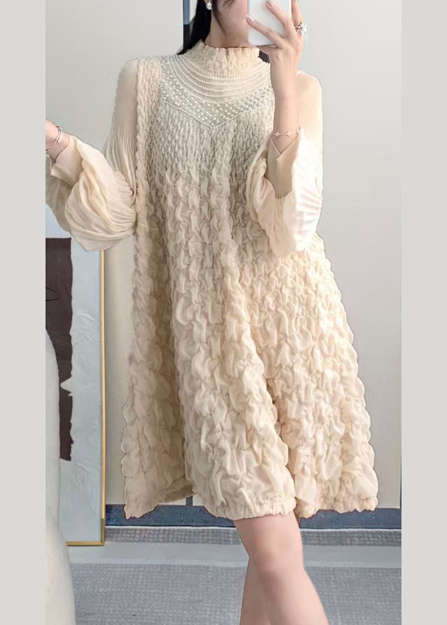 Französisches beiges Stehkragenkleid mit faltigen Nagelperlen und Laternenärmeln TA002