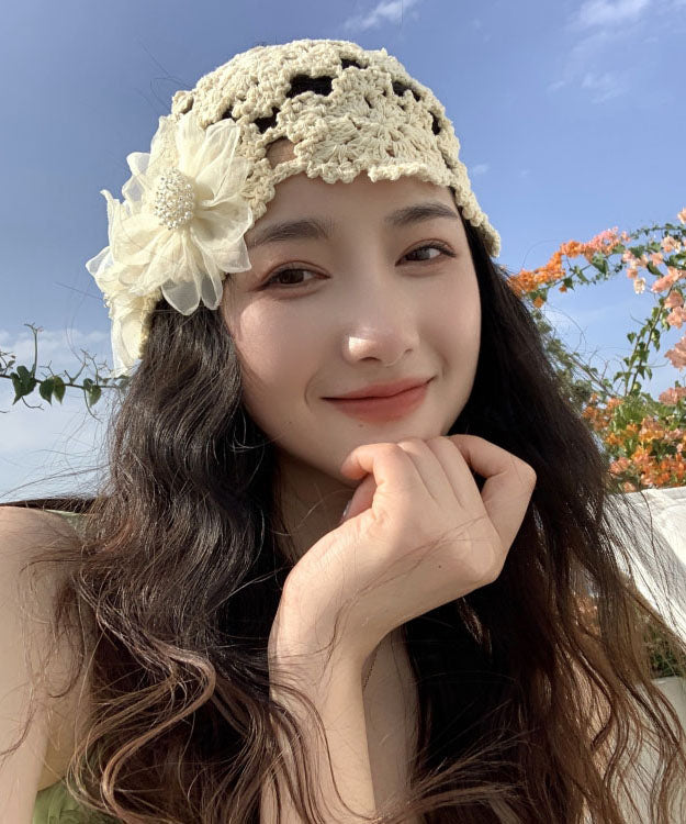 Handgemachte beige Bonnie-Mütze aus Strick mit Blumenmuster YU1001