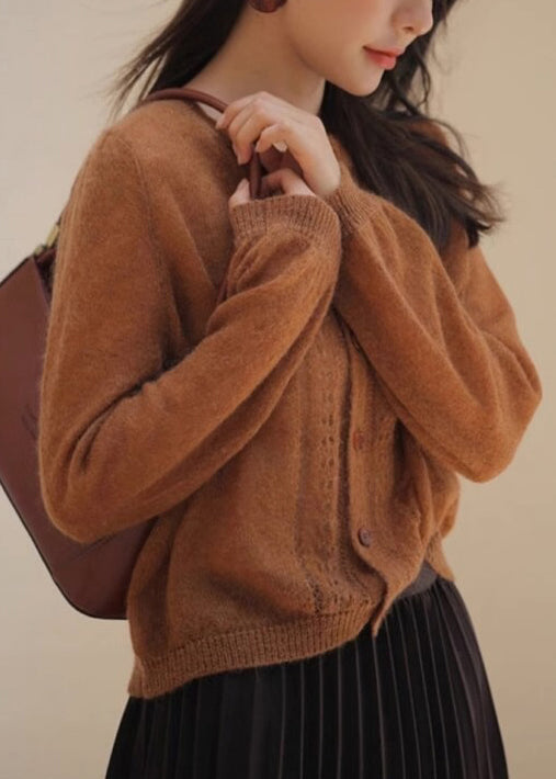 Lockerer Karamell-Knopf-Strickpullover mit Hohlsaum, Frühling TF015