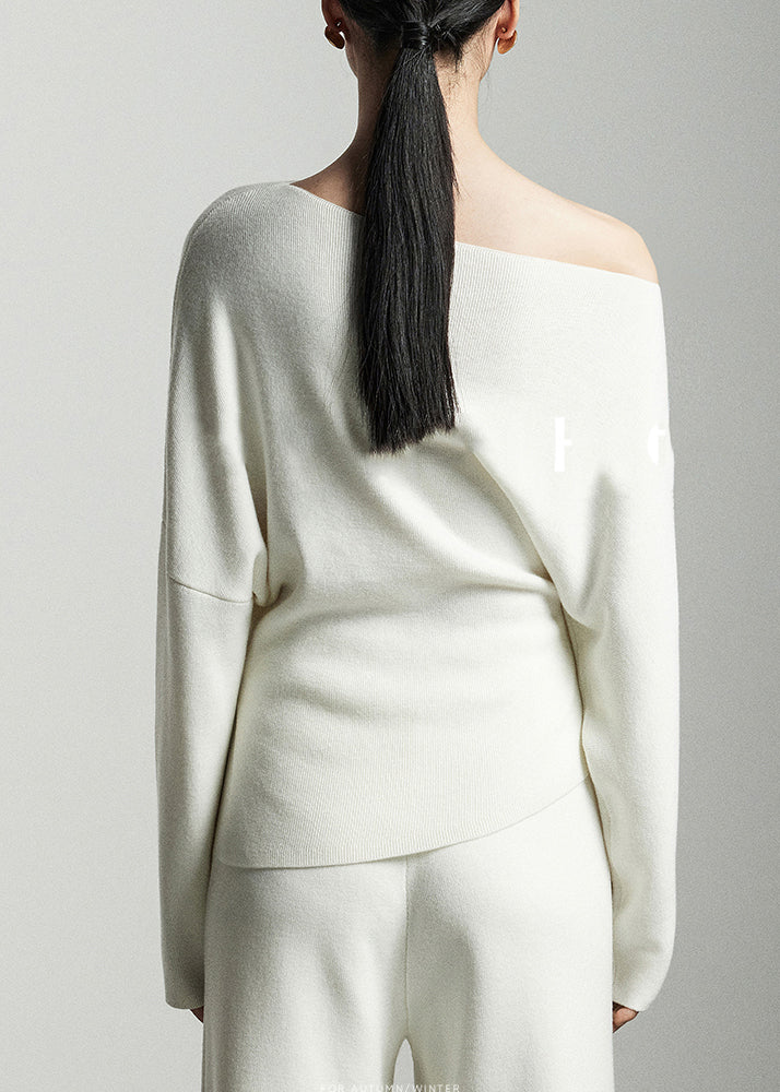 Pull en laine blanc moderne à col bateau et manches chauve-souris WE002