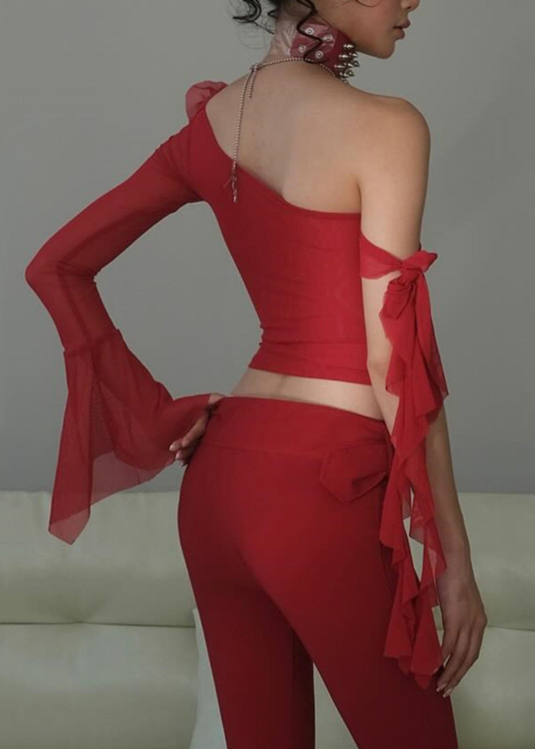 Neues asymmetrisches T-Shirt aus massiver Baumwolle mit langen Ärmeln in Rot EE1057