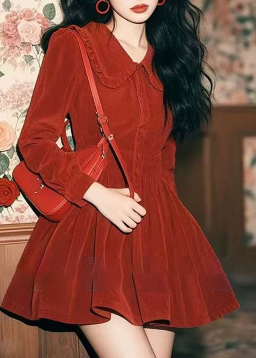 Robe mi-longue en velours côtelé à col rouge et boutons Peter Pan