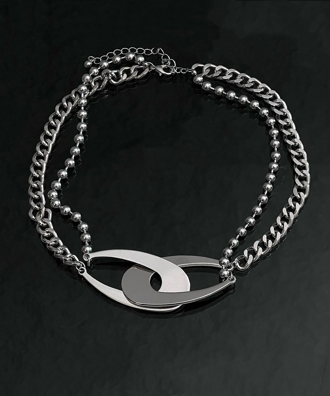 Collier en métal au design original et asymétrique