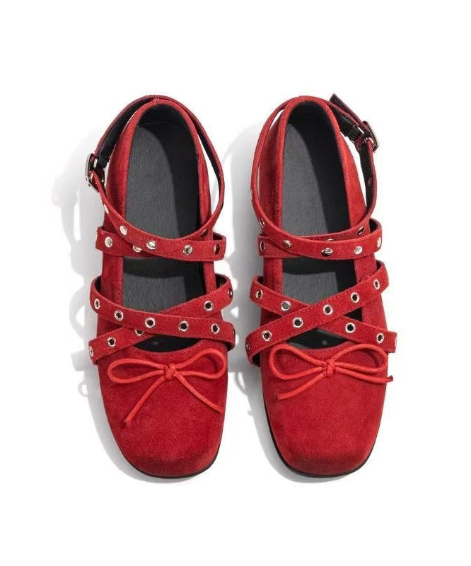 Chaussures à brides plates rouges en daim avec nœud croisé et rivets