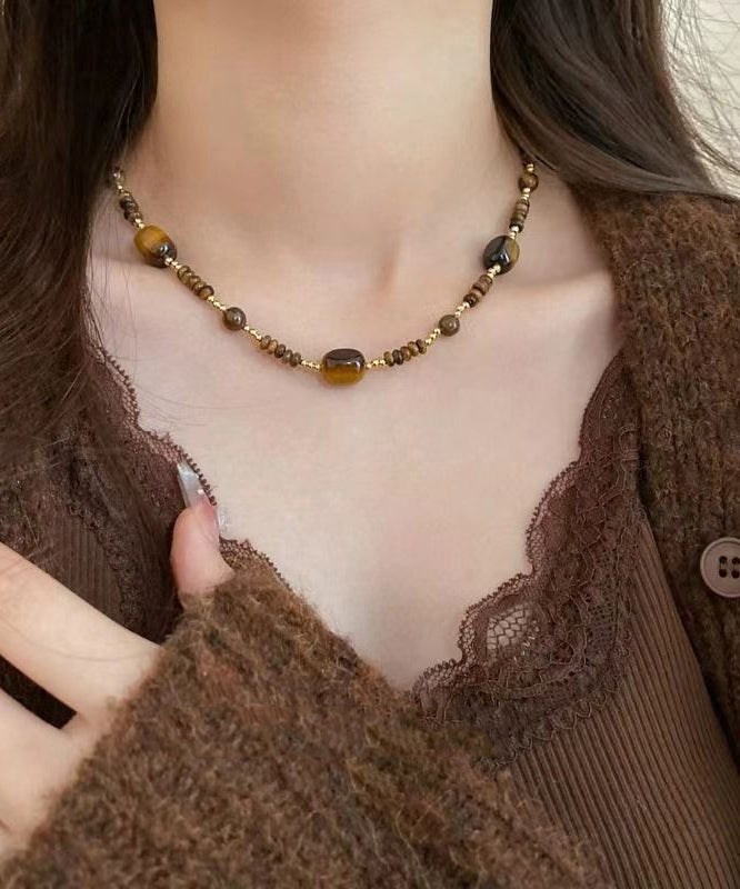 Collier rétro avec pendentif œil de tigre et perles bicouches marron QD040