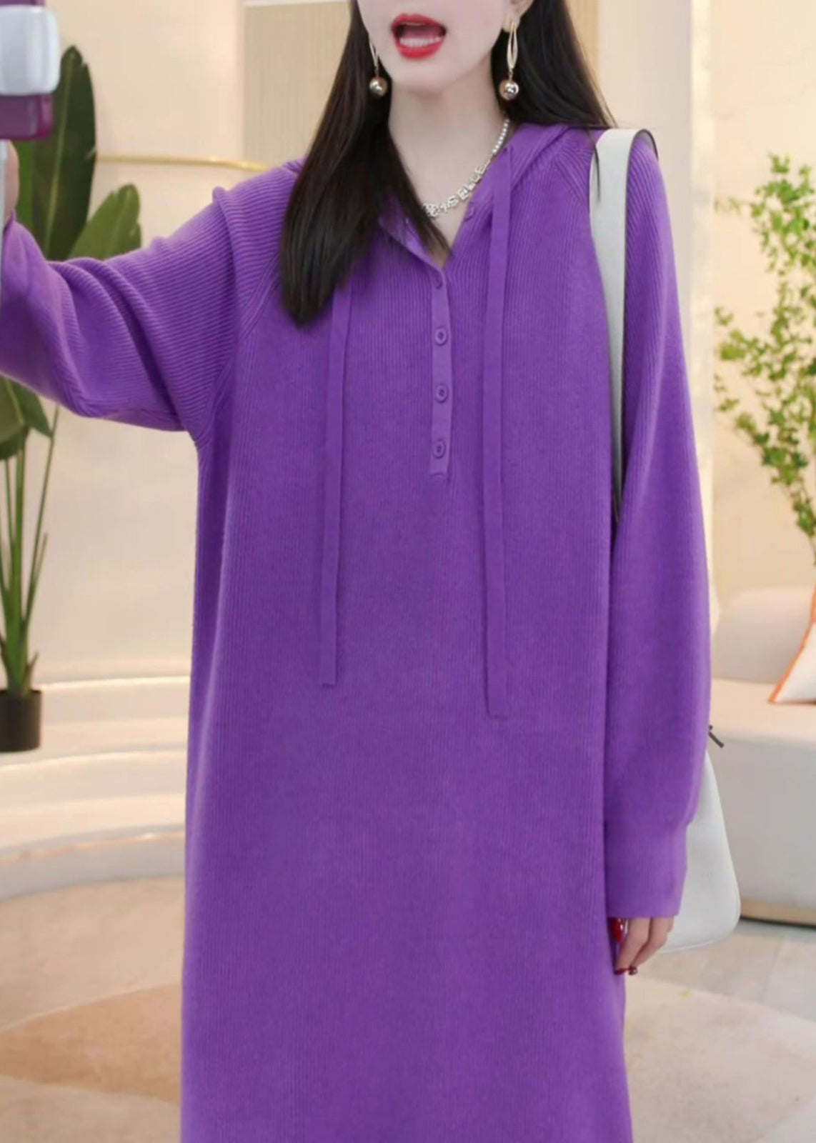 Robe pull simple en tricot uni à capuche et boutons violets pour l'hiver WM023