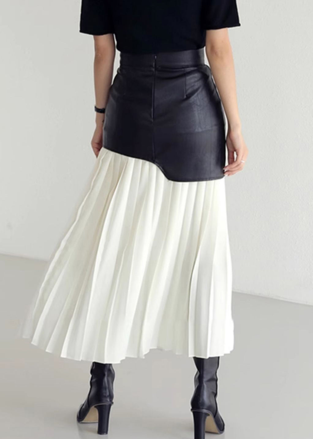 Faltenrock aus Kunstleder mit hoher Patchwork-Taille in Weiß und Slim