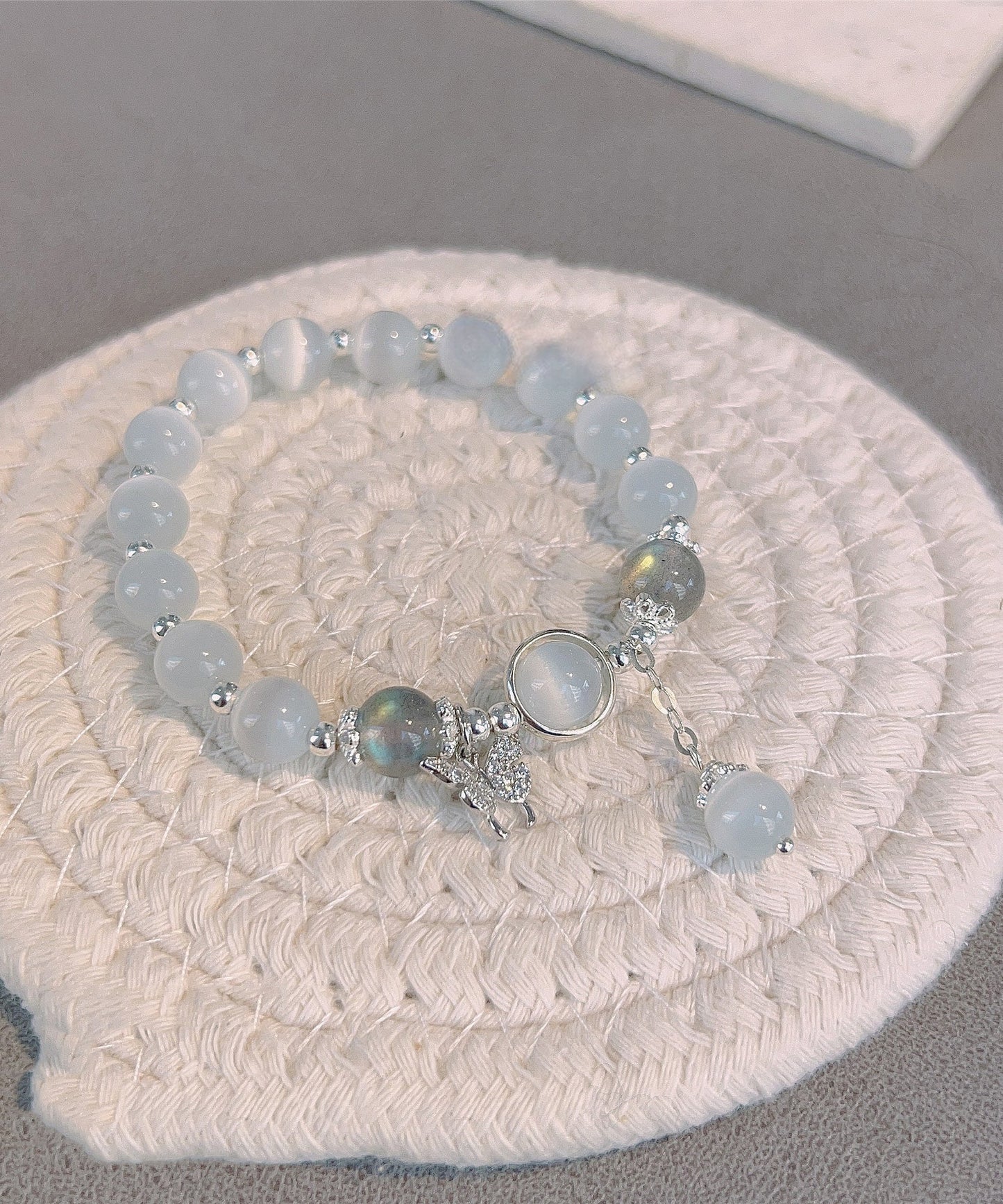 Stilvolles blaues Sterlingsilber-Charm-Armband mit Katzenauge-Kristall und Schmetterlingsquaste WF001