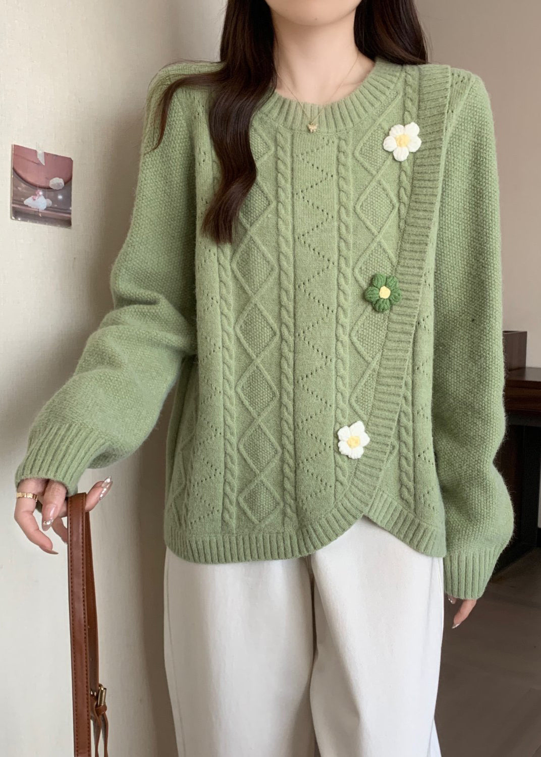 Stilvolle grüne O-Ausschnitt asymmetrische Blumen Strickpullover Winter RG040
