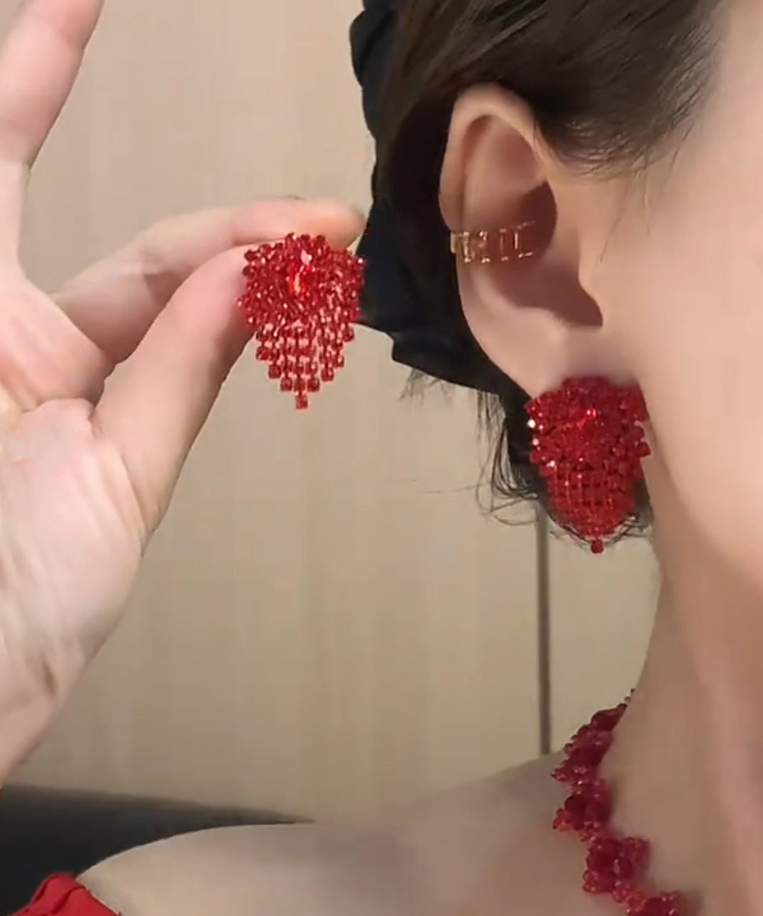 Boucles d'oreilles élégantes en zircon, clous et pompons en alliage rouge