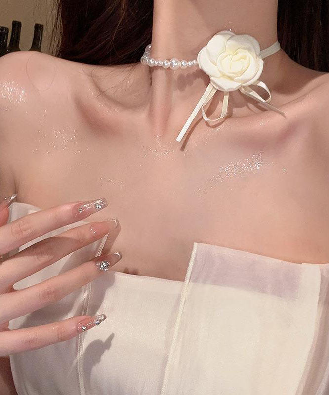 Collier asymétrique en tissu blanc Vogue avec pendentif en forme de fleur de camélia et perles YA008