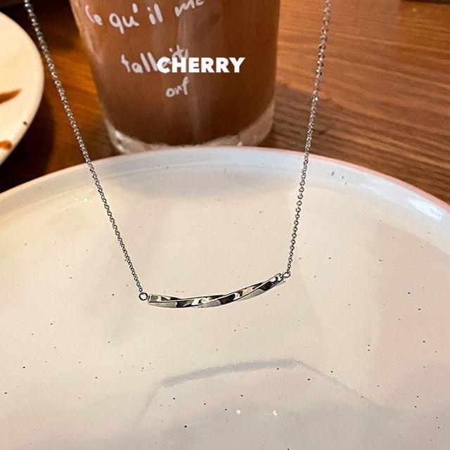 Twisted Necklace Bar