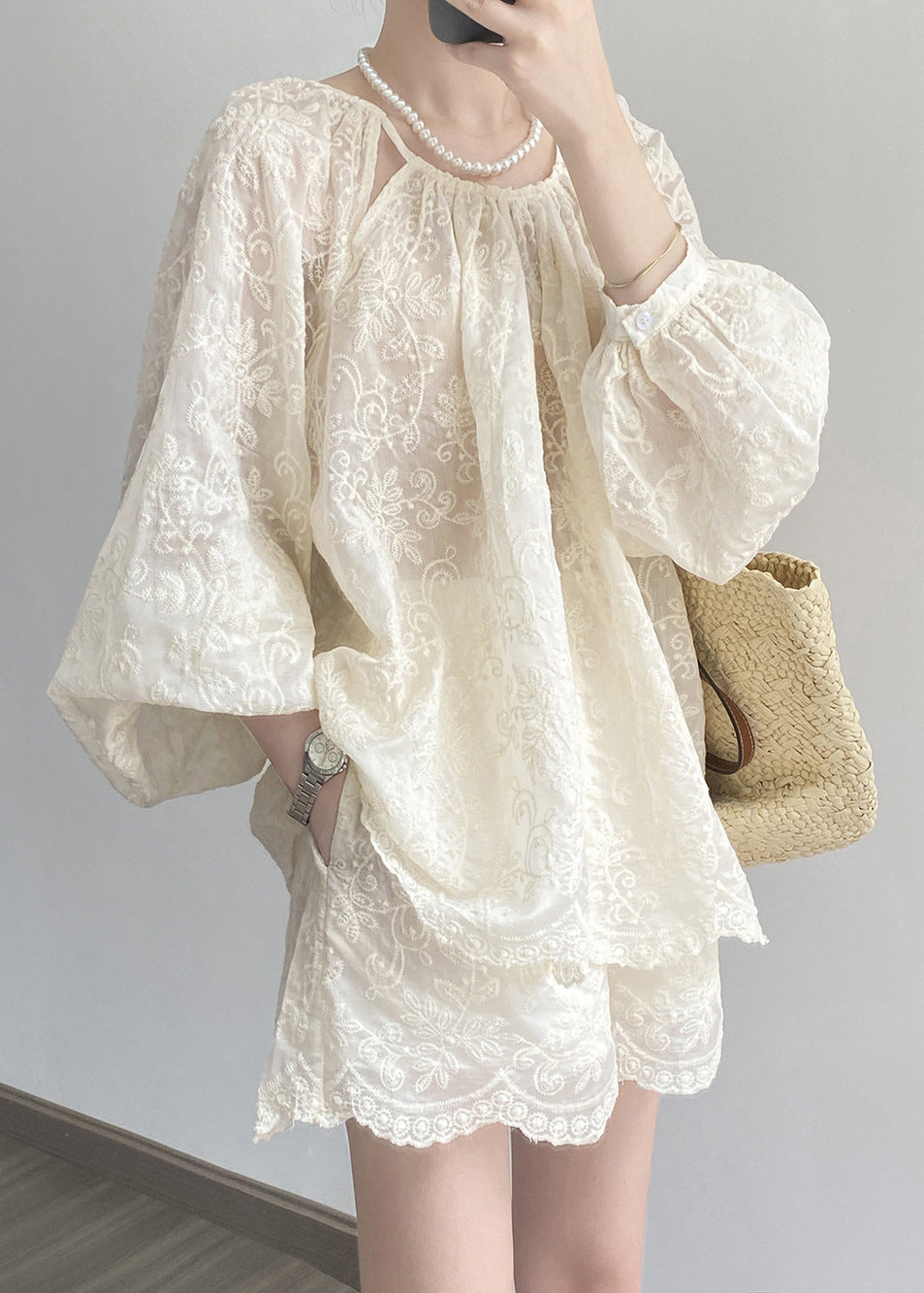 Ensemble deux pièces printemps brodé et short en coton beige