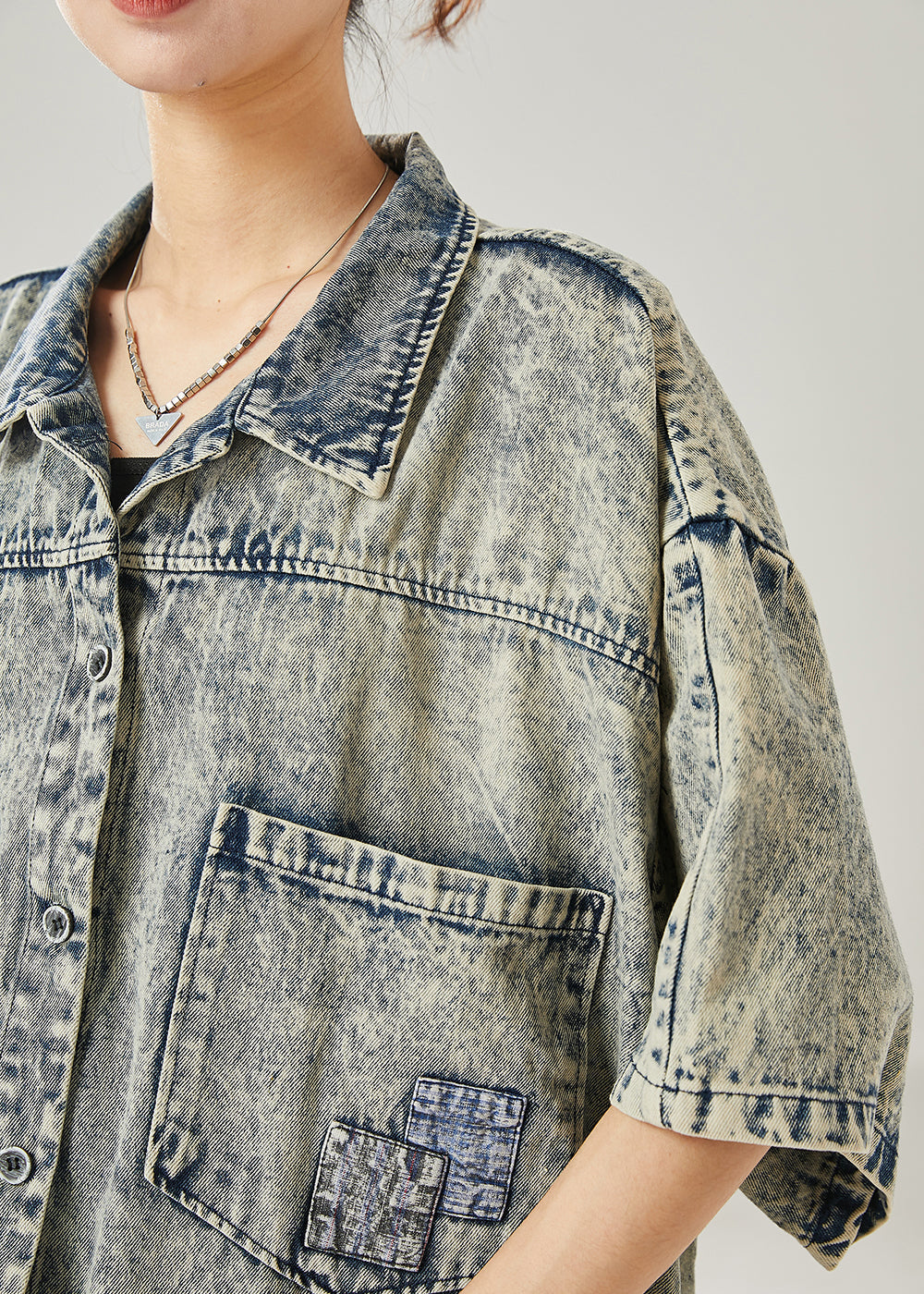 Moderne graue Jeansjacke mit übergroßen Taschen, Sommer, AZ1048