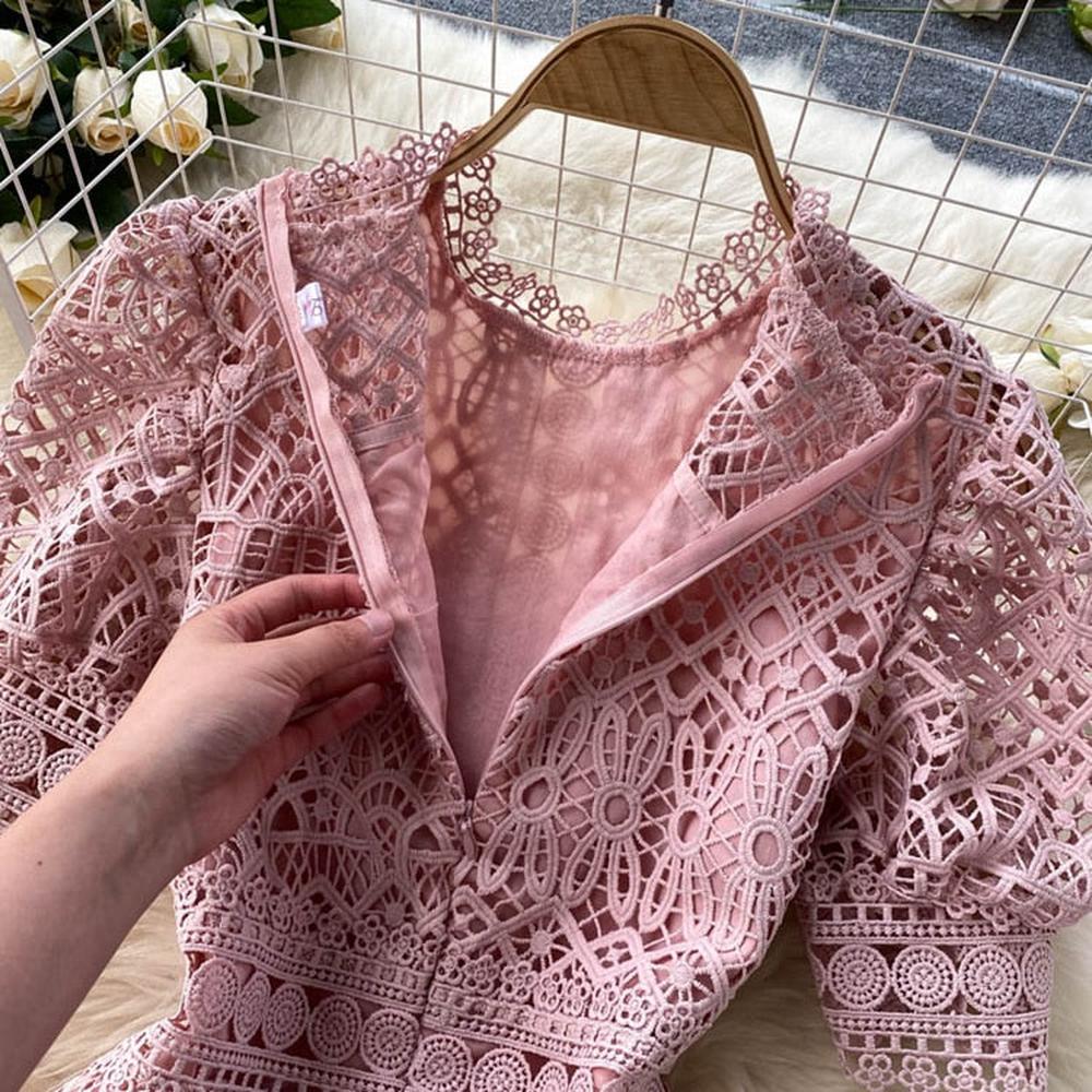 Schickes rosa Minikleid mit O-Ausschnitt, ausgehöhlter Spitze, hoher Taille und Puffärmeln AR1010