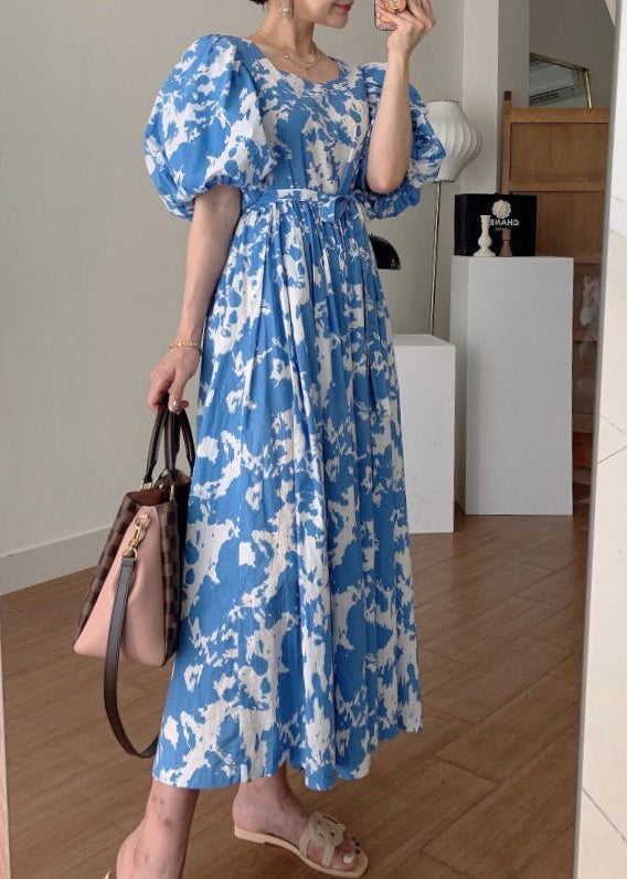 Robe longue en coton bleu avec ceinture nouée et col carré et manches bouffantes QP007 