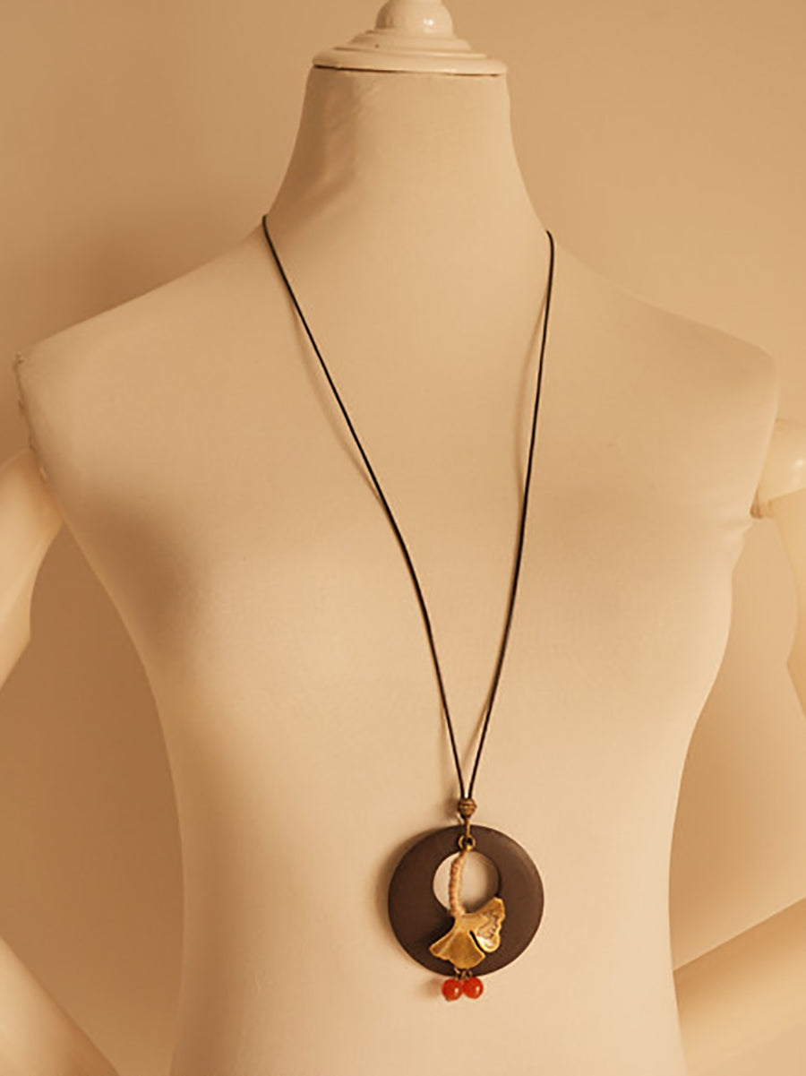 Collier rond en bois avec feuille en alliage pour femme KL1042