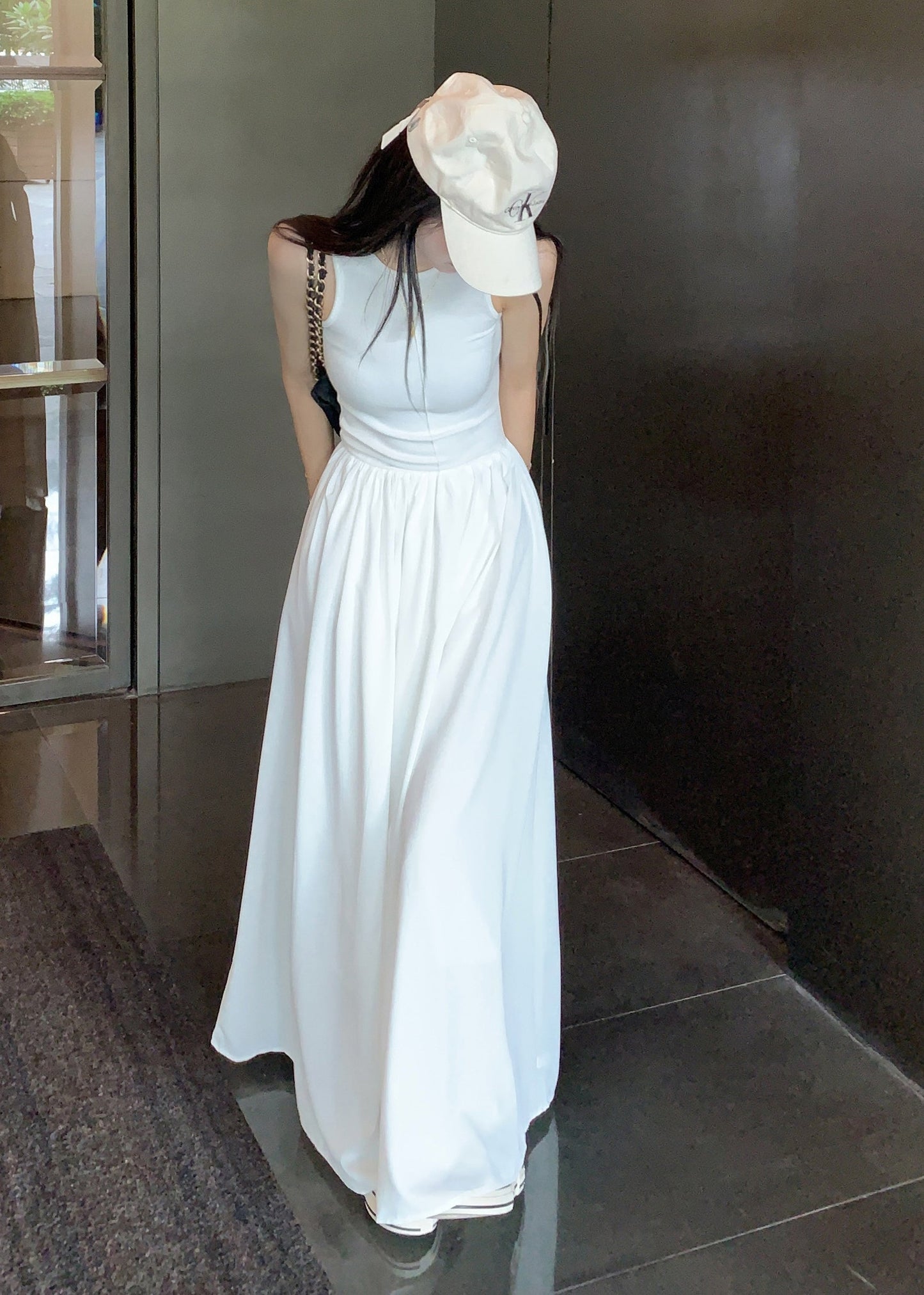 Robe de vacances blanche en coton sans manches, coupe ajustée et fluide, patchwork 