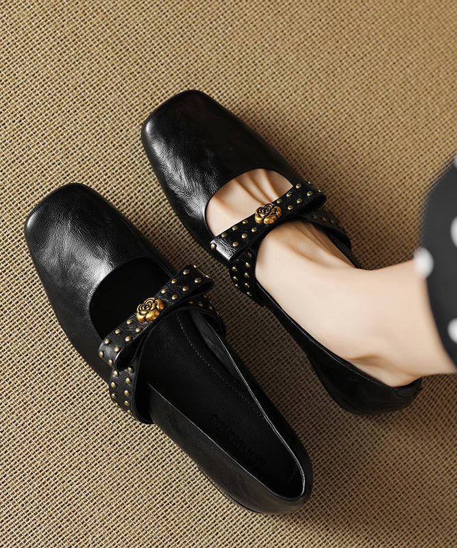 Mocassins épais en peau de mouton avec nœud et rivets noirs 2025