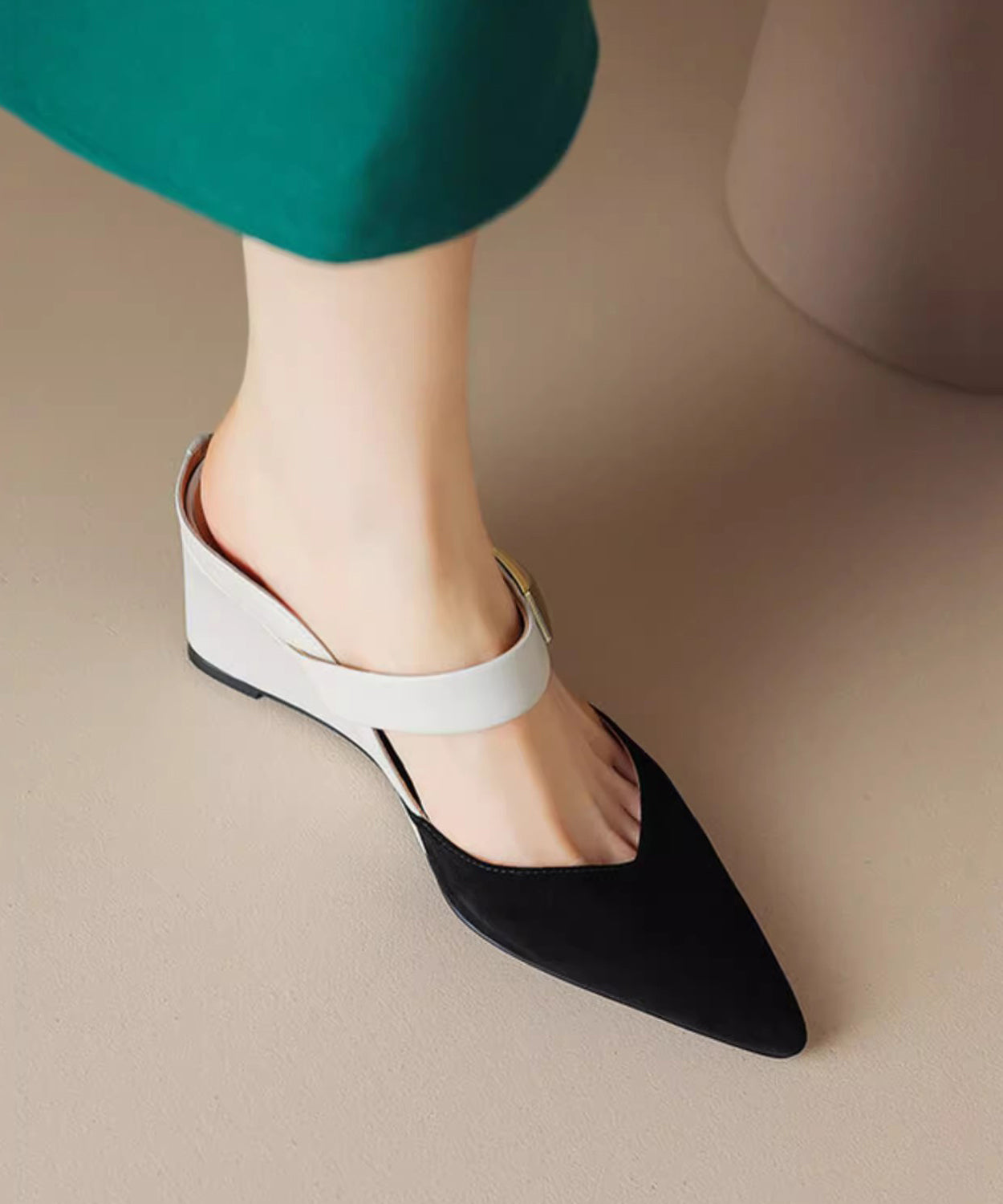 Sandales à talons compensés et pointus, couleur abricot, collection été 2025