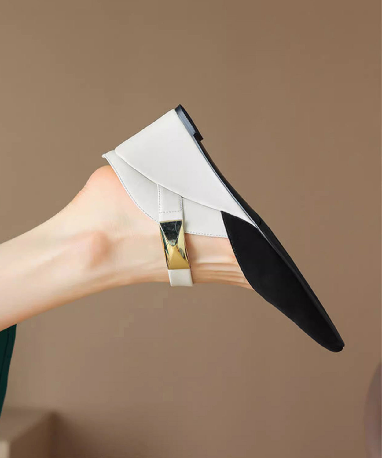 Sandales à talons compensés et pointus, couleur abricot, collection été 2025