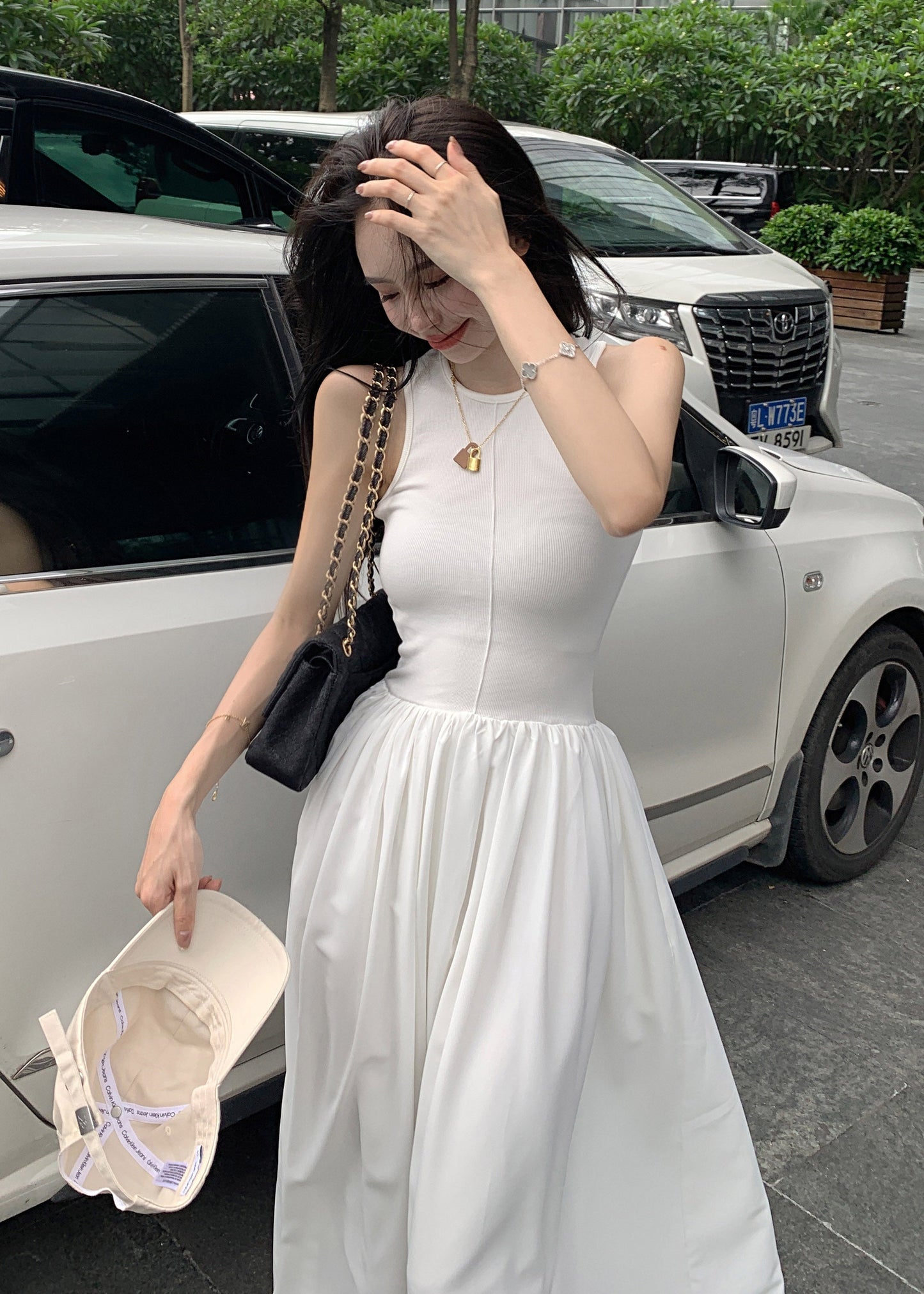 Robe de vacances blanche en coton sans manches, coupe ajustée et fluide, patchwork 