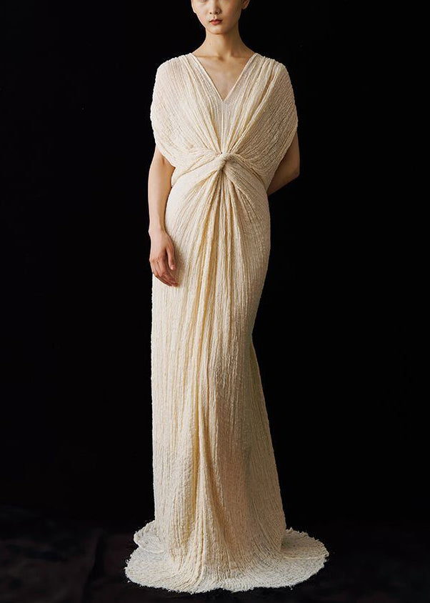 Robe d'été italienne à col en V et dentelle froncée à la cheville 
