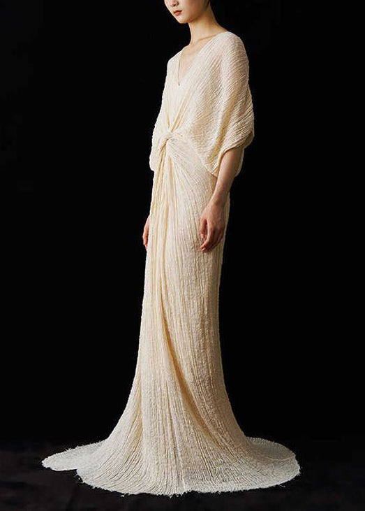 Robe d'été italienne à col en V et dentelle froncée à la cheville 