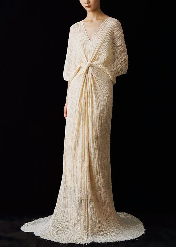 Robe d'été italienne à col en V et dentelle froncée à la cheville 