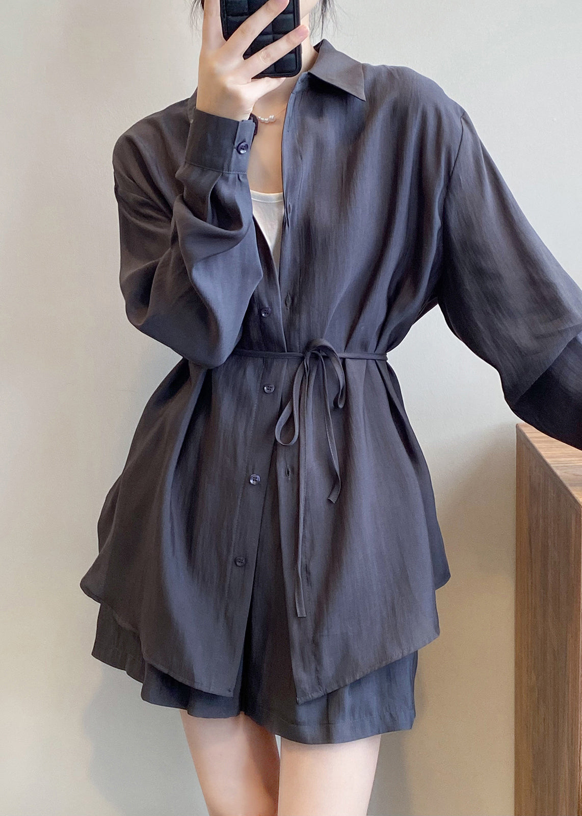 Zweiteiliges Set mit Spring Button-T-Shirt und Peter Dark-Seide in Grau 