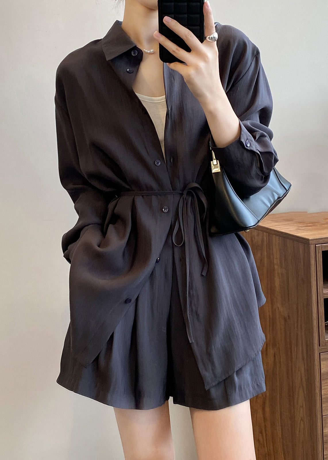 Zweiteiliges Set mit Spring Button-T-Shirt und Peter Dark-Seide in Grau 