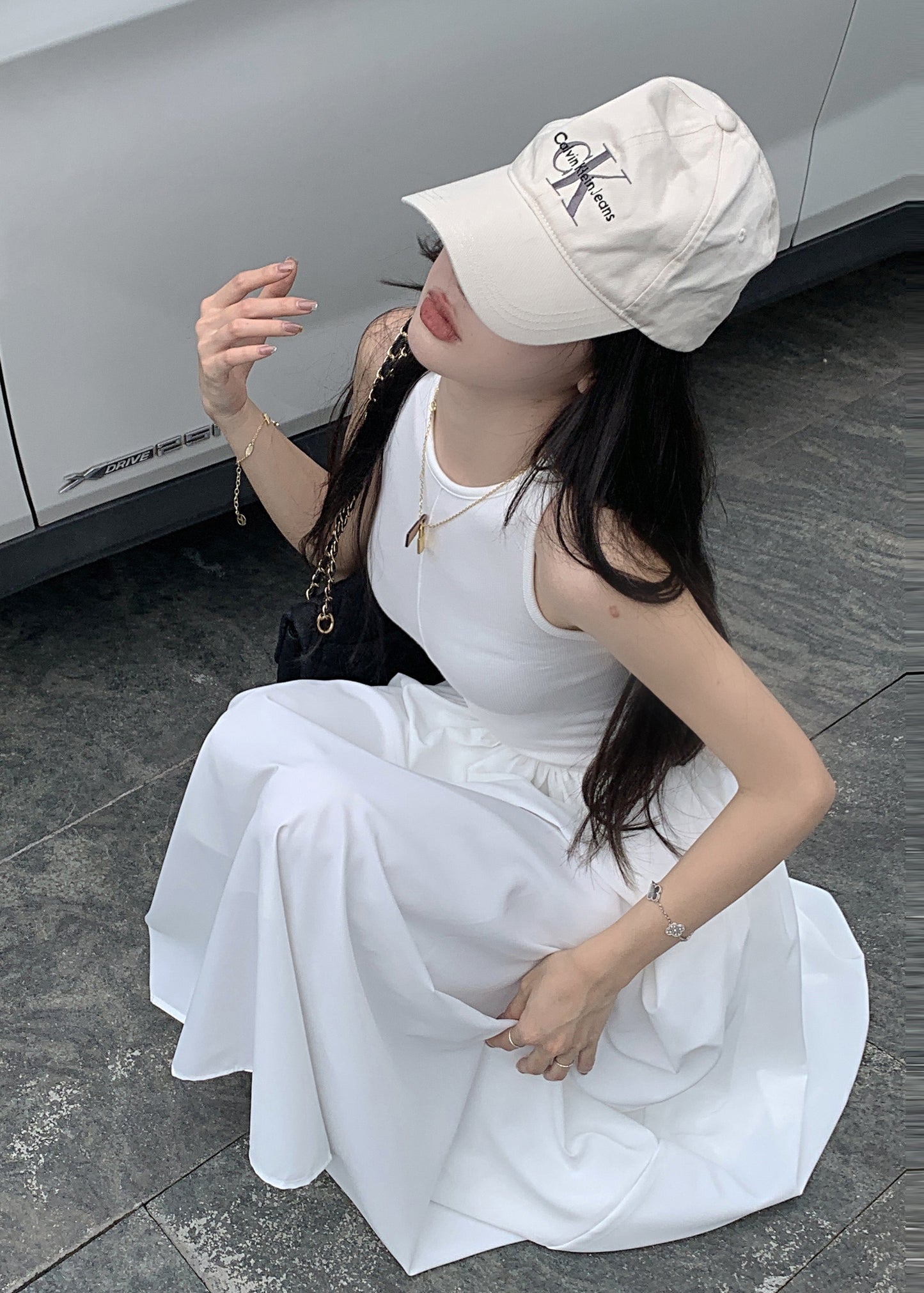 Robe de vacances blanche en coton sans manches, coupe ajustée et fluide, patchwork 