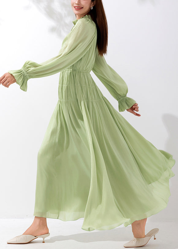 Robe longue en soie froissée à col en V et à lacets Art Green, manches papillon AM1026