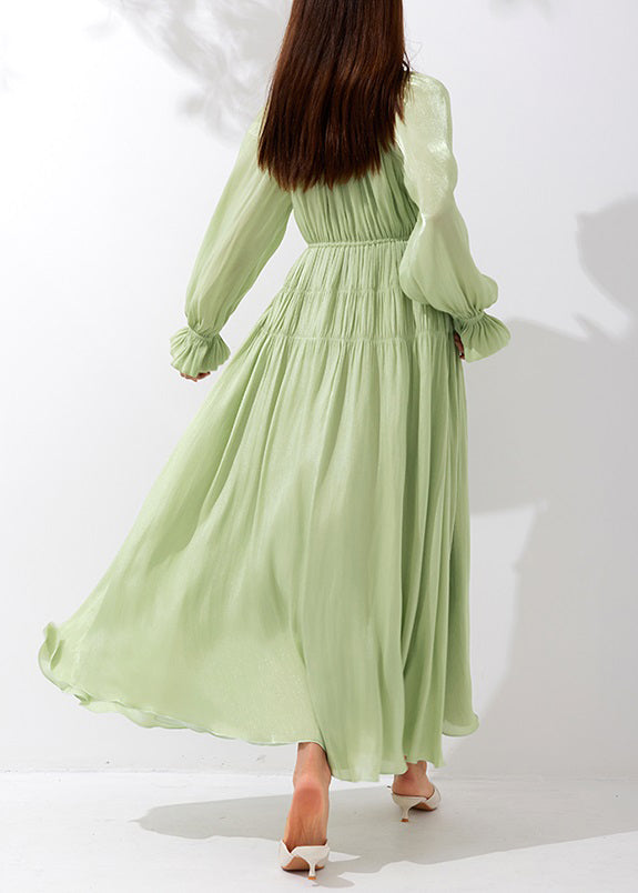 Robe longue en soie froissée à col en V et à lacets Art Green, manches papillon AM1026