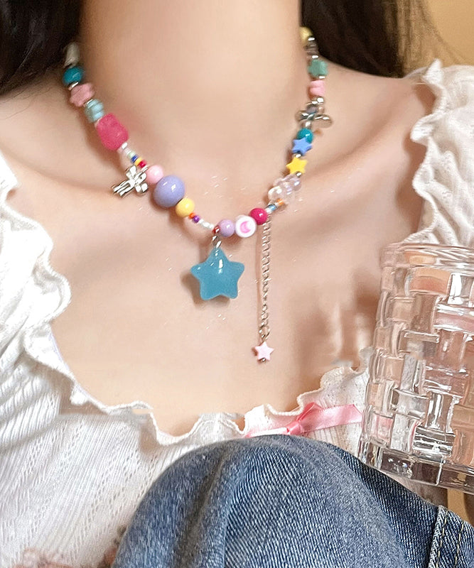 Collier avec pendentif arc-en-ciel en cuivre et perles en résine et pompon d'amour