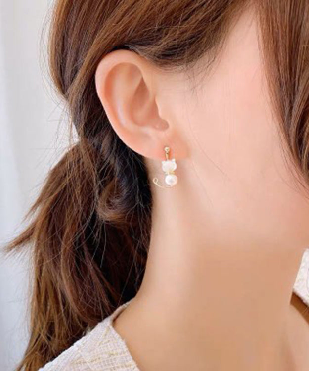 Magnifiques boucles d'oreilles pendantes asymétriques en or blanc et cuivre avec perles et petits chats KX1021