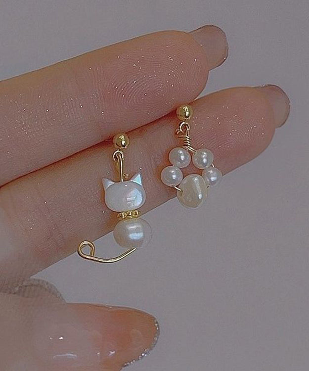 Magnifiques boucles d'oreilles pendantes asymétriques en or blanc et cuivre avec perles et petits chats KX1021