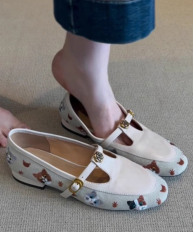 Hohle flache bestickte Kunstlederschuhe aus Beige